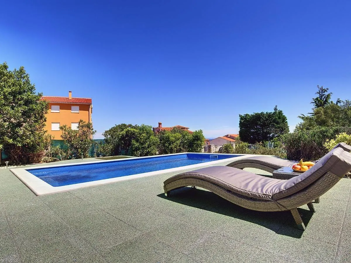 Holiday Home With Swimming Pool Near Centre Liznjan