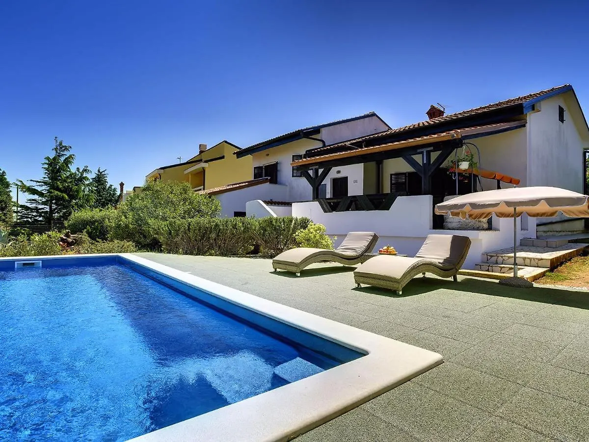 Holiday Home With Swimming Pool Near Centre Liznjan