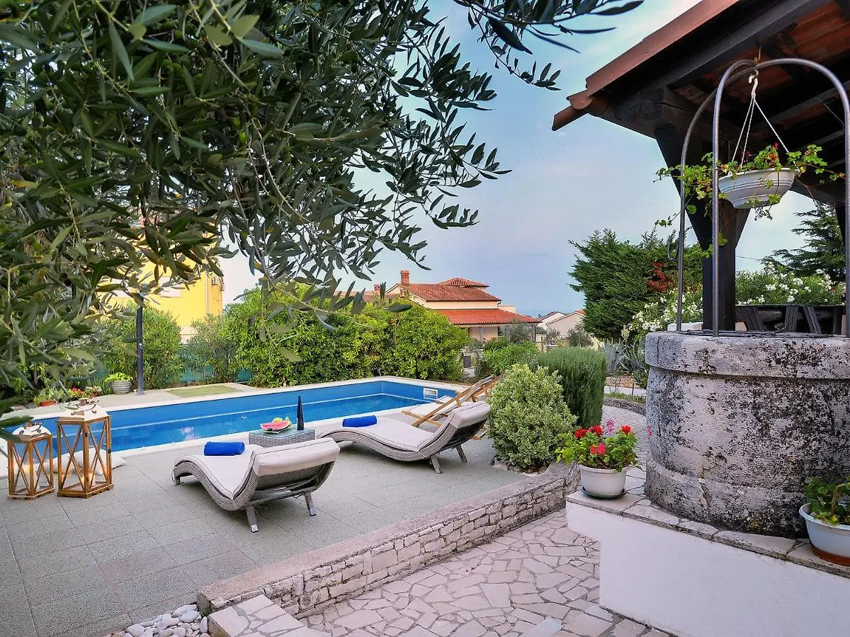 Holiday Home With Swimming Pool Near Centre Liznjan
