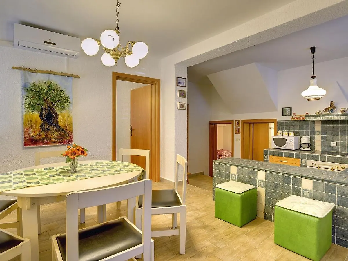 Holiday Home With Swimming Pool Near Centre Liznjan