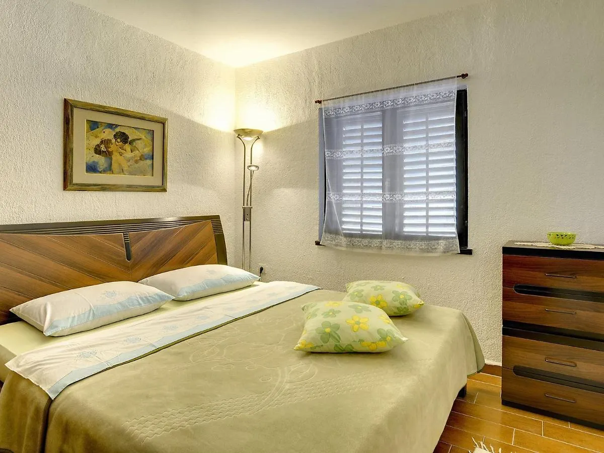 Holiday Home With Swimming Pool Near Centre Liznjan