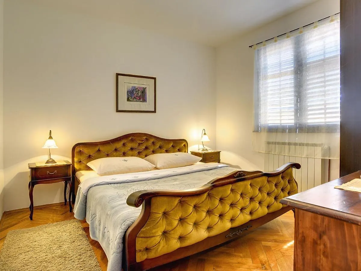 Holiday Home With Swimming Pool Near Centre Liznjan