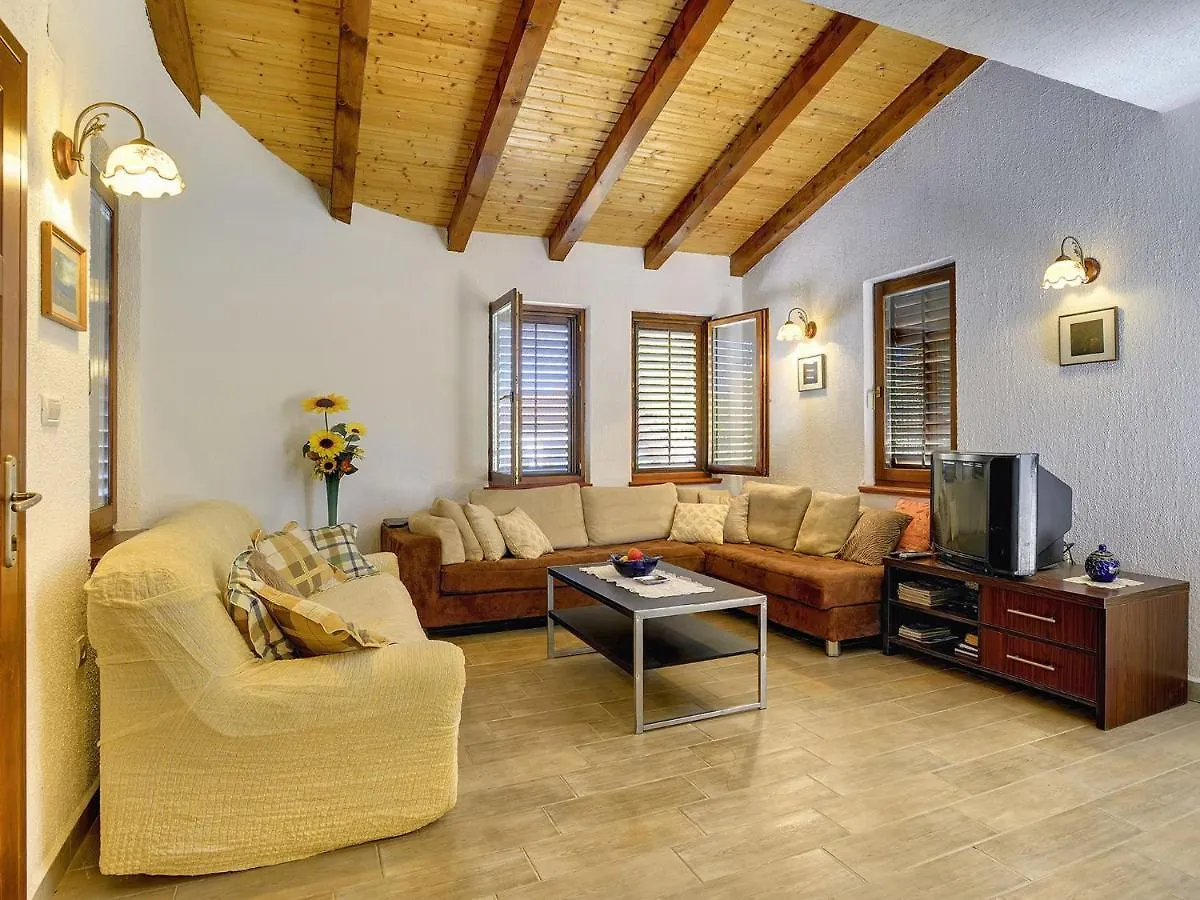 Holiday Home With Swimming Pool Near Centre Liznjan