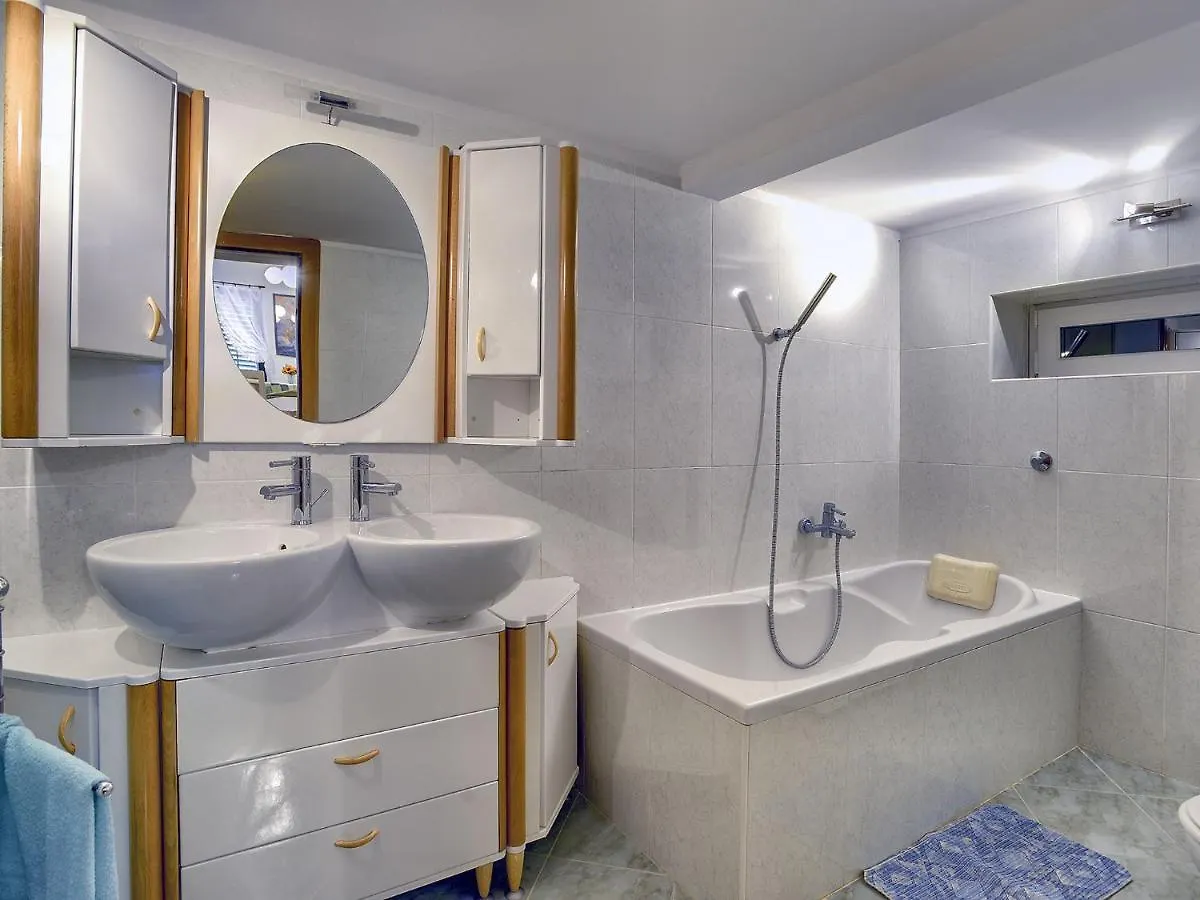 Holiday Home With Swimming Pool Near Centre Liznjan