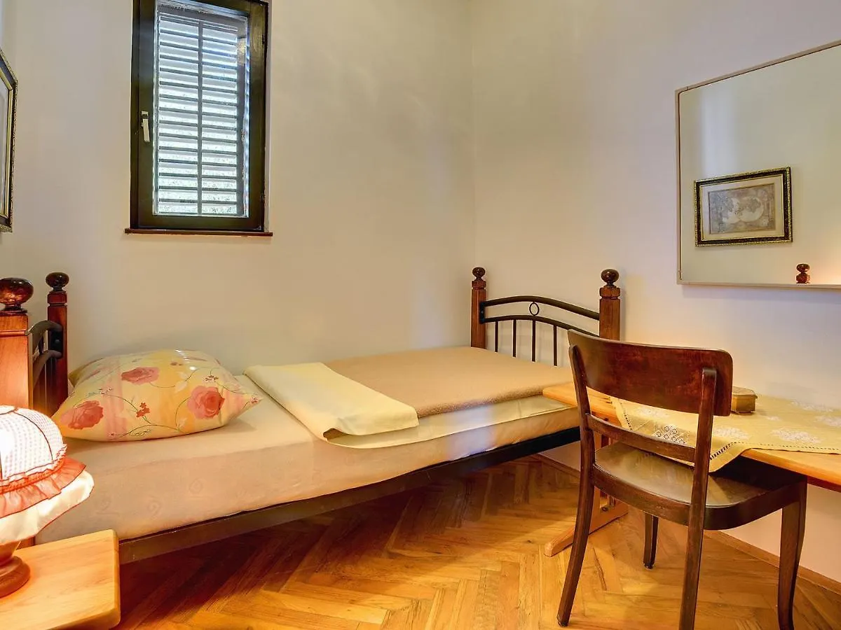 Holiday Home With Swimming Pool Near Centre Liznjan