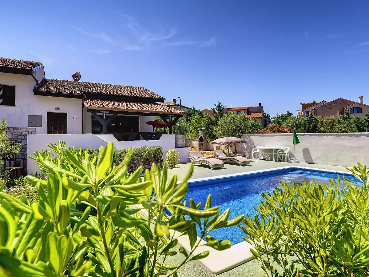 Holiday Home With Swimming Pool Near Centre Liznjan